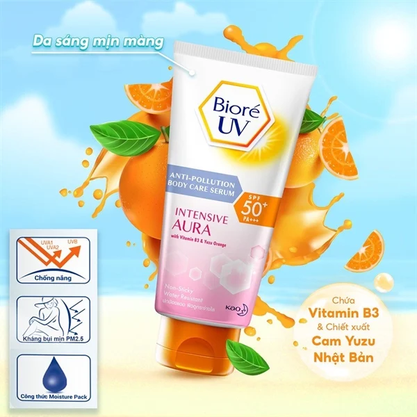 Serum Chống Nắng Dưỡng Thể Da Sáng Mịn Màng Bioré UV Anti-Pollution Body Care Serum Intensive Aura SPF 50+/PA+++ là kem chống nắng toàn thân đến từ thương hiệu mỹ phẩm Bioré thuộc tập đoàn Kao Nhật Bản sử dụng công nghệ Anti-Pollution giúp chống lại bụi bẩn và tạo hàng rào bảo vệ da công nghệ Moisture Pack dưỡng da ẩm mượt, mềm mại. Ngoài ra, kem chống nắng toàn thân chứa các thành phần tự nhiên giúp dưỡng ẩm và làm sáng da tuyệt vời. Hình ảnh sản phẩm Bioré UV Anti-Pollution Body Care Serum Intensive Aura SPF 50+/PA+++ với chỉ số SPF cao, thẩm thấu nhanh, không nhờn dính, không thấm nước, là trợ thủ đắc lực trong việc bảo vệ da khỏi tác hại của ánh nắng mặt trời. Sản phẩm này phù hợp với mọi loại da. Câu chuyện thương hiệu: Bioré là thương hiệu mỹ phẩm chăm sóc da trực thuộc Công ty TNHH Kao của Nhật Bản. Bioré ra đời từ năm 1980 và du nhập vào Việt Nam từ năm 1997 đến thời điểm hơn tại cũng đã hơn 20 năm. Với người tiêu dùng Việt Nam nói chung và các nước Châu Á nói riêng, đặc biệt là các chị em phụ nữ từ lâu đã quá quen thuộc với thương hiệu Bioré. Sản phẩm đáp ứng mọi nhu cầu khác nhau của khách hàng khi muốn chăm sóc da làn da với nhiều dòng mỹ phẩm đa dạng từ sữa rửa mặt, sữa tắm, tẩy trang, kem chống nắng đến miếng dán lột mụn mũi,... Hình ảnh sản phẩm Thành phần của Serum Chống Nắng Dưỡng Thể Da Sáng Mịn Màng Bioré UV Anti-Pollution Body Care Serum Intensive Aura SPF 50+/PA+++ bao gồm: Water (Aqua), Ethylhexyl Methoxycinnamate, Alcohol, Titanium Dioxide, Isopropyl Palmitate, Dimethicone, Bis-Ethylhexyloxyphenol Methoxyphenyl Triazine, Butylene Glycol, Niacinamide, Dextrin Palmitate, Propanediol, Sorbitan Stearate, Aluminum Hydroxide, Acrylates/C10-30 Alkyl Acrylate Crosspolymer, Fragrance (Parfum), Stearic Acid, Aminomethyl Propanol, Potassium Hydroxide, Disodium EDTA, PEG-400, Lauryl Methacrylate/Sodium Methacrylate Crosspolymer, Isoceteth-20, BHT, Arginine, Cetyl Alcohol, Citrus Junos Peel Extract, Agar, Phenoxyethanol. Hình ảnh sản phẩm - Bioré UV Anti-Pollution Body Care Serum Intensive Aura SPF 50+/PA+++ với chỉ số chống nắng tối ưu SPF 50 + / PA +++, bảo vệ da toàn thân khỏi sạm da, thâm nám và không đều màu da do tia UVA và UVB gây ra. - Màng chắn kháng bụi vượt trội - Bảo vệ da khỏi bụi bẩn kể cả bụi mịn PM2.5 và công nghệ Anti-Pollution Shield với khả năng chống thấm nước và mồ hôi vượt trội, mang lại hiệu quả chống nắng lâu dài cho da. Hình ảnh sản phẩm - Công thức Moisture Pack giúp cấp ẩm hiệu quả cho da và ngăn ngừa tình trạng khô da sau khi đi nắng. - Chất serum siêu nhẹ không gây bết dính, thoải mái khi sử dụng hàng ngày. - Intensive Aura - Dưỡng sáng mịn màng chỉ trong 2 tuần với Vitamin B3 (Niacinamide) và Cam Yuzu Nhật Bản. - Bảo vệ làn da tự nhiên: Vitamin B3 bảo vệ lớp màng bảo vệ của da, ngăn ngừa mất độ ẩm và lão hóa sớm. - Duy trì độ ẩm cho da: Vitamin B3 có khả năng duy trì độ ẩm cho da và làm giảm sự mất độ ẩm thường xảy ra trên da. Hình ảnh sản phẩm Hướng dẫn sử dụng: - Làm sạch da trước khi sử dụng - Lấy một lượng vừa đủ thoa đều lên mặt và toàn thân Hình ảnh sản phẩm - Sử dụng hàng ngày để chống nắng và dưỡng da tối đa - Nên thoa lại sau mỗi 2 giờ khi hoạt động nhiều ngoài trời hoặc đổ mồ hôi để chống nắng tốt hơn