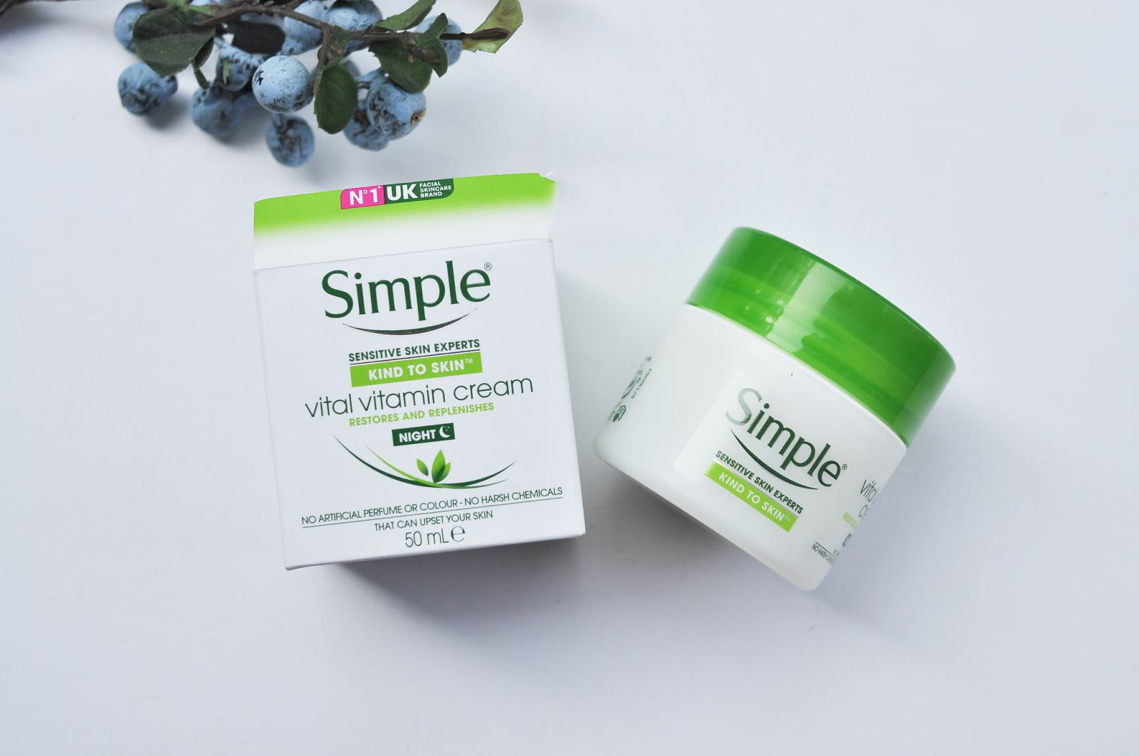 Kem dưỡng Simple Vital Vitamin