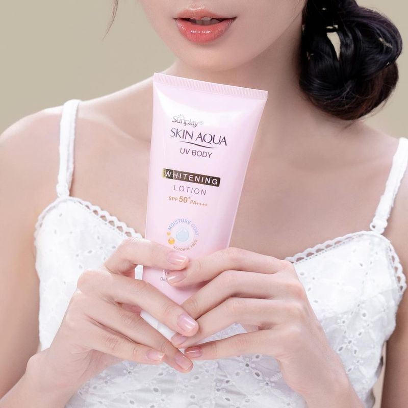 Lotion Chống Nắng Dưỡng Thể Sunplay Skin Aqua UV Body Whitening SPF50 150g