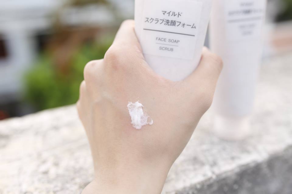 Sữa rửa mặt và tẩy tế bào chết Muji Face Soap Scrub 120g