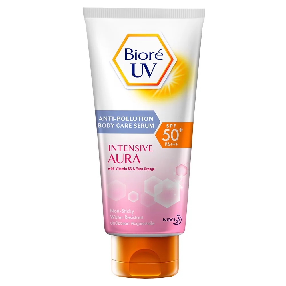 Serum Chống Nắng Dưỡng Thể Da Sáng Mịn Màng Bioré UV Anti-Pollution Body Care Serum Intensive Aura SPF 50+/PA+++ là kem chống nắng toàn thân đến từ thương hiệu mỹ phẩm Bioré thuộc tập đoàn Kao Nhật Bản sử dụng công nghệ Anti-Pollution giúp chống lại bụi bẩn và tạo hàng rào bảo vệ da công nghệ Moisture Pack dưỡng da ẩm mượt, mềm mại. Ngoài ra, kem chống nắng toàn thân chứa các thành phần tự nhiên giúp dưỡng ẩm và làm sáng da tuyệt vời. Hình ảnh sản phẩm Bioré UV Anti-Pollution Body Care Serum Intensive Aura SPF 50+/PA+++ với chỉ số SPF cao, thẩm thấu nhanh, không nhờn dính, không thấm nước, là trợ thủ đắc lực trong việc bảo vệ da khỏi tác hại của ánh nắng mặt trời. Sản phẩm này phù hợp với mọi loại da. Câu chuyện thương hiệu: Bioré là thương hiệu mỹ phẩm chăm sóc da trực thuộc Công ty TNHH Kao của Nhật Bản. Bioré ra đời từ năm 1980 và du nhập vào Việt Nam từ năm 1997 đến thời điểm hơn tại cũng đã hơn 20 năm. Với người tiêu dùng Việt Nam nói chung và các nước Châu Á nói riêng, đặc biệt là các chị em phụ nữ từ lâu đã quá quen thuộc với thương hiệu Bioré. Sản phẩm đáp ứng mọi nhu cầu khác nhau của khách hàng khi muốn chăm sóc da làn da với nhiều dòng mỹ phẩm đa dạng từ sữa rửa mặt, sữa tắm, tẩy trang, kem chống nắng đến miếng dán lột mụn mũi,... Hình ảnh sản phẩm Thành phần của Serum Chống Nắng Dưỡng Thể Da Sáng Mịn Màng Bioré UV Anti-Pollution Body Care Serum Intensive Aura SPF 50+/PA+++ bao gồm: Water (Aqua), Ethylhexyl Methoxycinnamate, Alcohol, Titanium Dioxide, Isopropyl Palmitate, Dimethicone, Bis-Ethylhexyloxyphenol Methoxyphenyl Triazine, Butylene Glycol, Niacinamide, Dextrin Palmitate, Propanediol, Sorbitan Stearate, Aluminum Hydroxide, Acrylates/C10-30 Alkyl Acrylate Crosspolymer, Fragrance (Parfum), Stearic Acid, Aminomethyl Propanol, Potassium Hydroxide, Disodium EDTA, PEG-400, Lauryl Methacrylate/Sodium Methacrylate Crosspolymer, Isoceteth-20, BHT, Arginine, Cetyl Alcohol, Citrus Junos Peel Extract, Agar, Phenoxyethanol. Hình ảnh sản phẩm - Bioré UV Anti-Pollution Body Care Serum Intensive Aura SPF 50+/PA+++ với chỉ số chống nắng tối ưu SPF 50 + / PA +++, bảo vệ da toàn thân khỏi sạm da, thâm nám và không đều màu da do tia UVA và UVB gây ra. - Màng chắn kháng bụi vượt trội - Bảo vệ da khỏi bụi bẩn kể cả bụi mịn PM2.5 và công nghệ Anti-Pollution Shield với khả năng chống thấm nước và mồ hôi vượt trội, mang lại hiệu quả chống nắng lâu dài cho da. Hình ảnh sản phẩm - Công thức Moisture Pack giúp cấp ẩm hiệu quả cho da và ngăn ngừa tình trạng khô da sau khi đi nắng. - Chất serum siêu nhẹ không gây bết dính, thoải mái khi sử dụng hàng ngày. - Intensive Aura - Dưỡng sáng mịn màng chỉ trong 2 tuần với Vitamin B3 (Niacinamide) và Cam Yuzu Nhật Bản. - Bảo vệ làn da tự nhiên: Vitamin B3 bảo vệ lớp màng bảo vệ của da, ngăn ngừa mất độ ẩm và lão hóa sớm. - Duy trì độ ẩm cho da: Vitamin B3 có khả năng duy trì độ ẩm cho da và làm giảm sự mất độ ẩm thường xảy ra trên da. Hình ảnh sản phẩm Hướng dẫn sử dụng: - Làm sạch da trước khi sử dụng - Lấy một lượng vừa đủ thoa đều lên mặt và toàn thân Hình ảnh sản phẩm - Sử dụng hàng ngày để chống nắng và dưỡng da tối đa - Nên thoa lại sau mỗi 2 giờ khi hoạt động nhiều ngoài trời hoặc đổ mồ hôi để chống nắng tốt hơn
