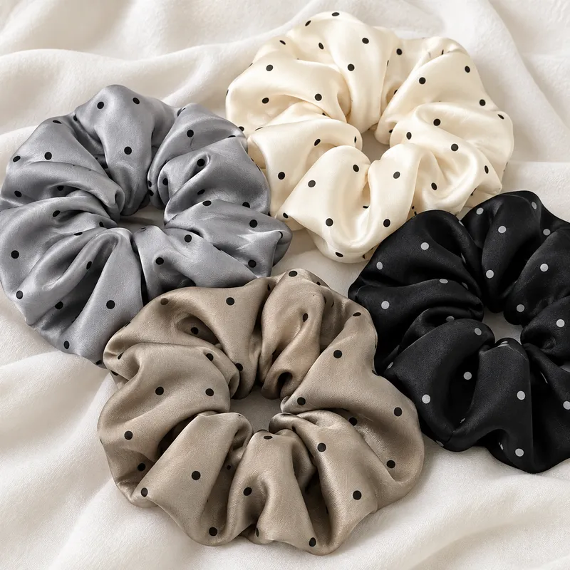 Chi tiết dây buộc tóc satin chấm bi