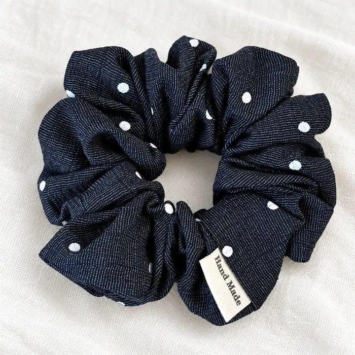 Chi tiết dây buộc tóc scrunchie chấm bi jean