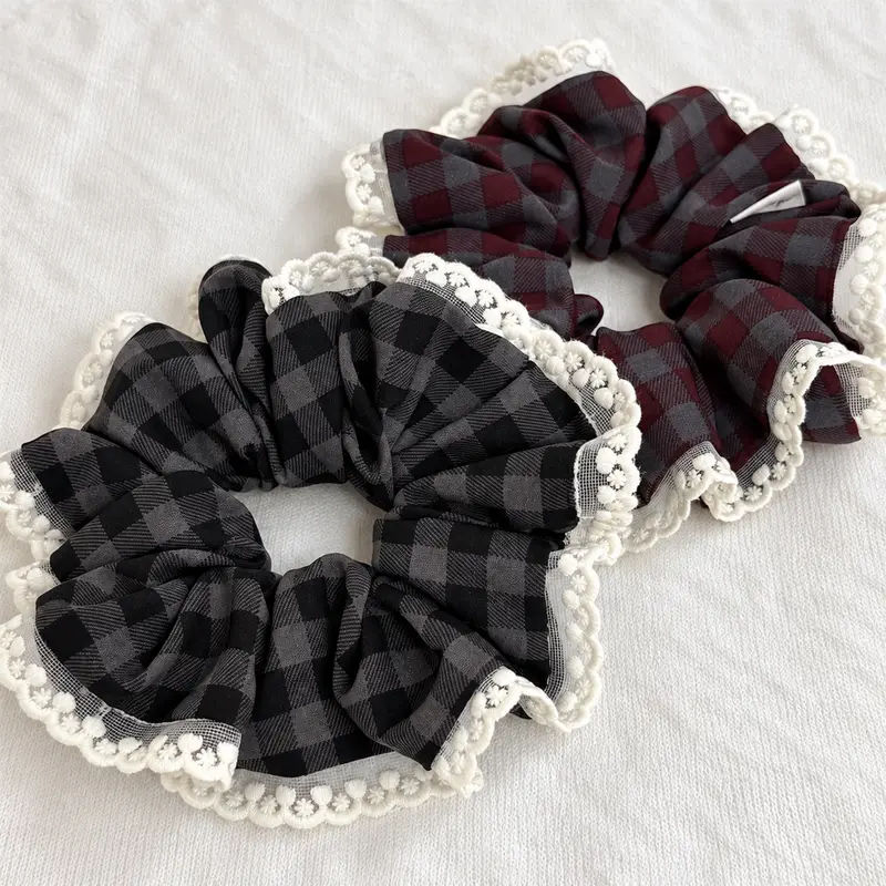 Chi tiết dây buộc tóc scrunchie kẻ caro ren retro
