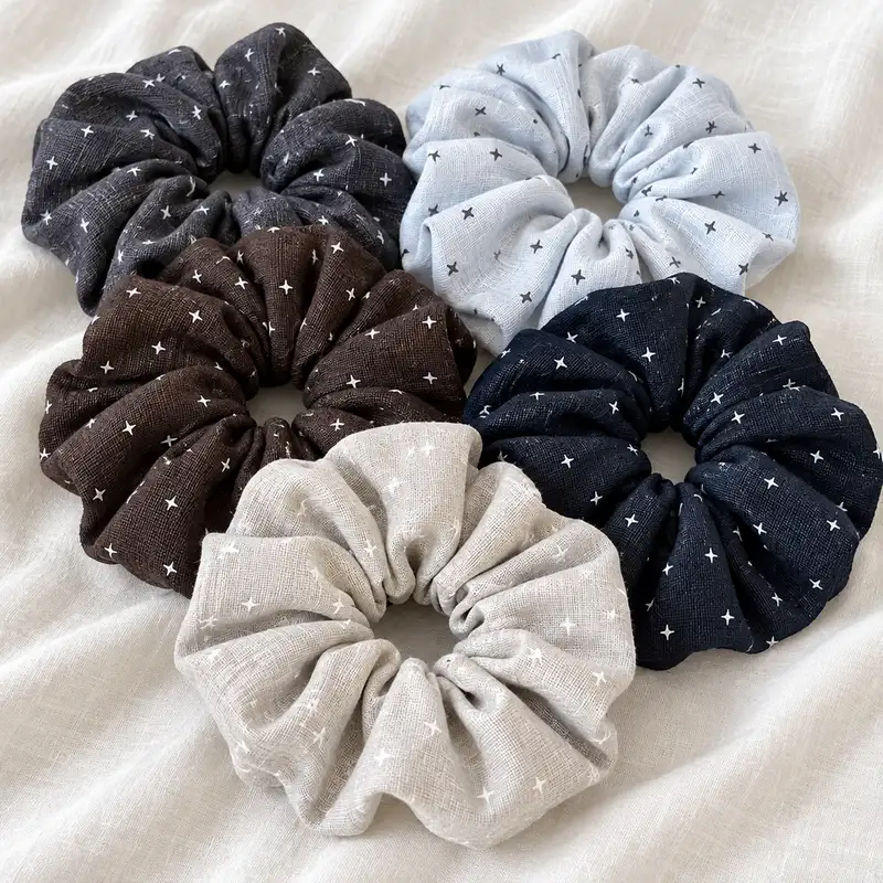 Chi tiết dây buộc tóc scrunchie lanh họa tiết ngôi sao