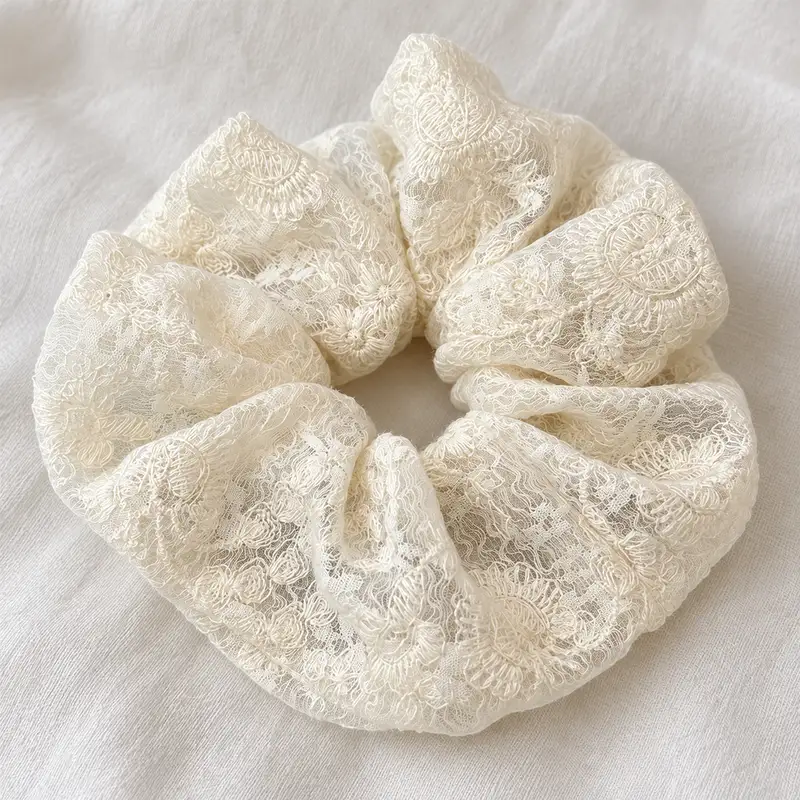 Chi tiết dây buộc tóc scrunchies ren thêu hoa