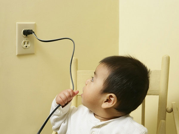 Các cách đảm bảo an toàn điện cho trẻ em