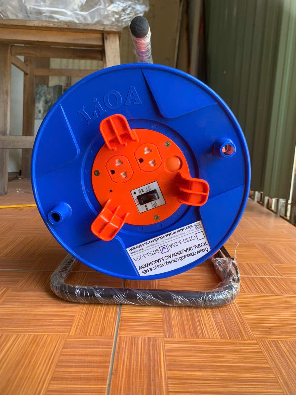 Ổ cắm Lioa kéo dài quay tay kiểu Rulo loại lớn 50m phục vụ sạc cho xe điện (QT50-3-25A)