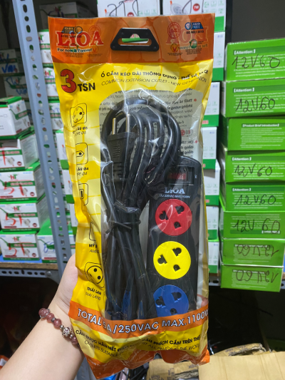 Ổ cắm Lioa kéo dài có công tắc 3 ổ 3 chấu, 5m, 1100W, 5A có dây tiếp địa (3TSN5.3.5)