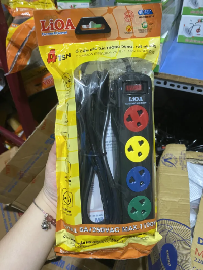 Ổ cắm Lioa kéo dài có công tắc 4 ổ 3 chấu, 5m, 1100W, 5A ko dây tiếp địa (4TSN5.2.5)