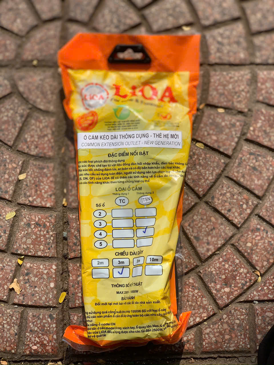 Ổ cắm Lioa kéo dài có công tắc 4 ổ 3 chấu, 3m, 1100W, 5A ko dây tiếp địa (4TSN3.2.5)