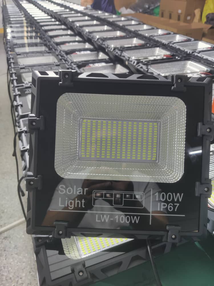 Đèn pha năng lượng mặt trời 100W Godsun (vỏ nhôm)