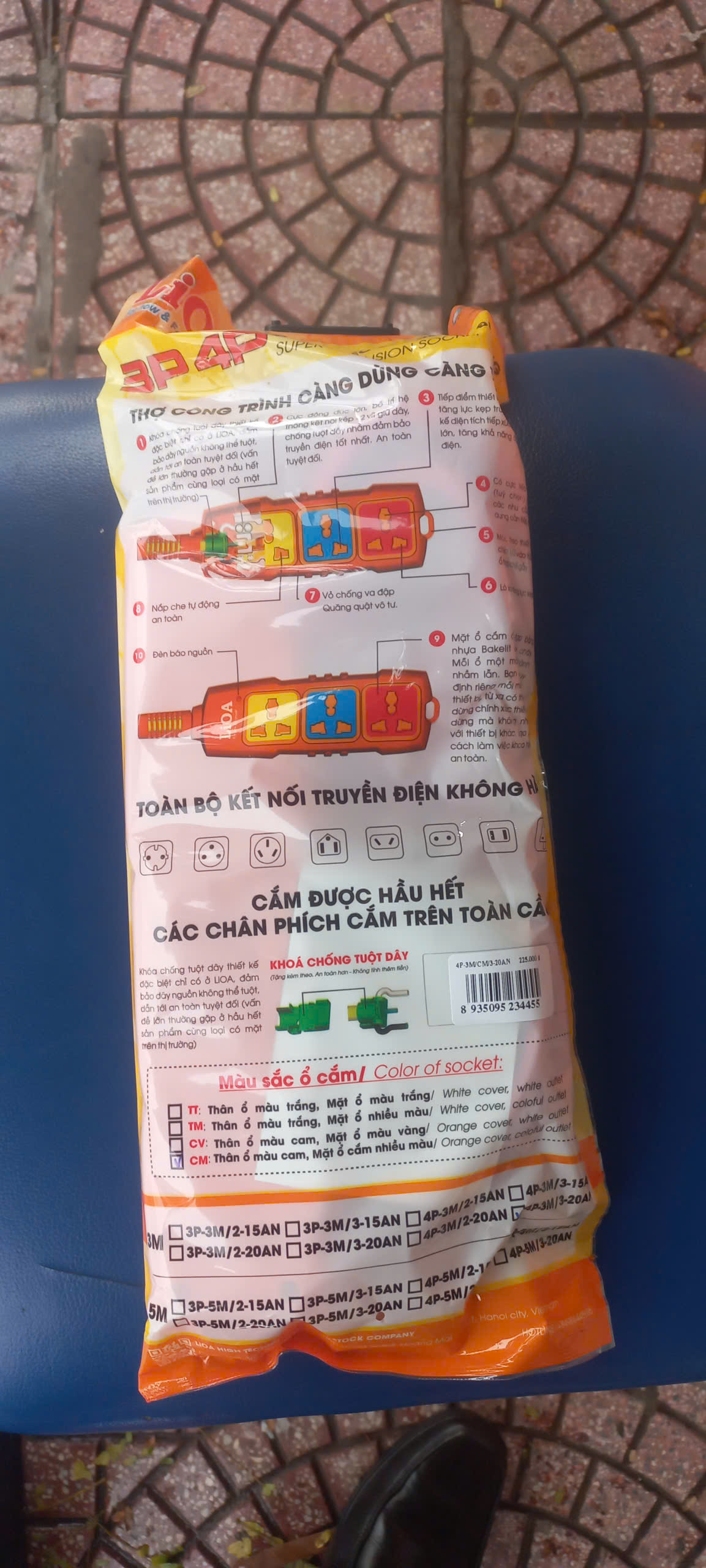 Ổ cắm Lioa kéo dài siêu tải có dây 3 lõi, 3m, 20A thân cam, mặt nhiều màu(4P-3M/CM/3-20A)