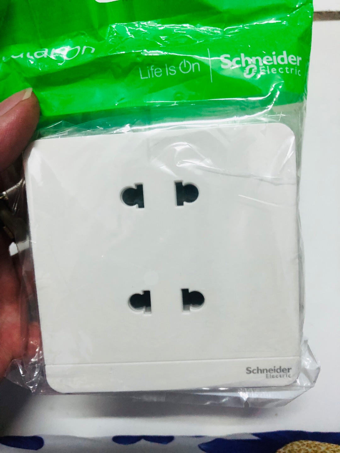 Bộ ổ cắm đôi 2 chấu 10A màu trắng AvatarOn - Schneider (E83426U2_WE_G19)