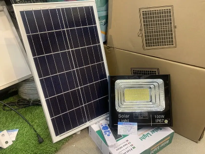 Đèn pha năng lượng mặt trời 100W ánh sáng vàng (Green Viet)