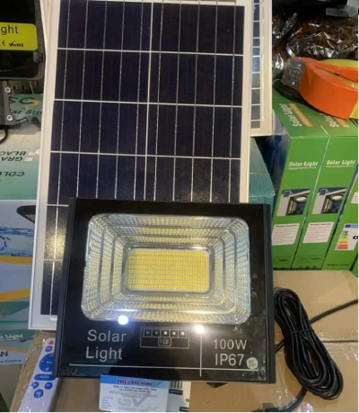 Đèn pha năng lượng mặt trời 100W ánh sáng vàng (Green Viet)