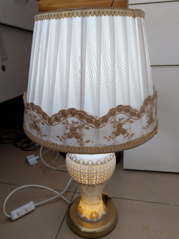 Đèn bàn Sundio 8819