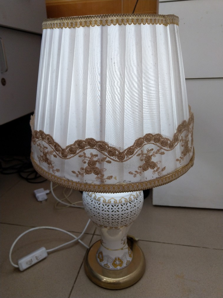 Đèn bàn Sundio 8819