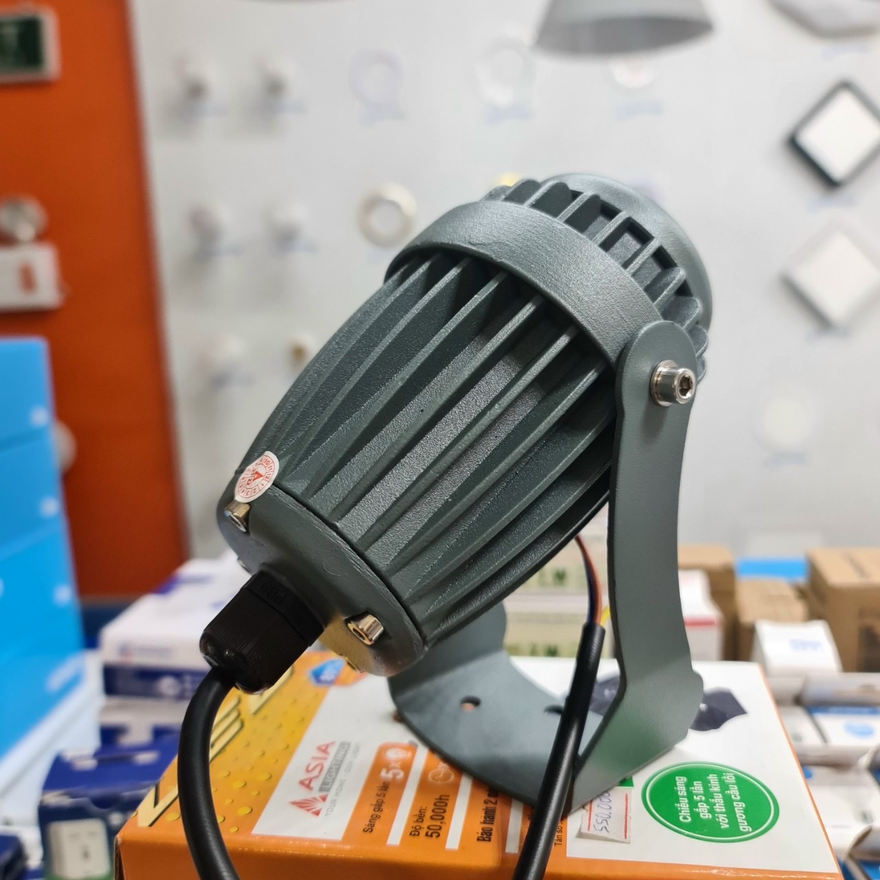 Đèn rọi ngoài trời có thấu kính và gương cầu 10W Asia lighting (RC10-02)