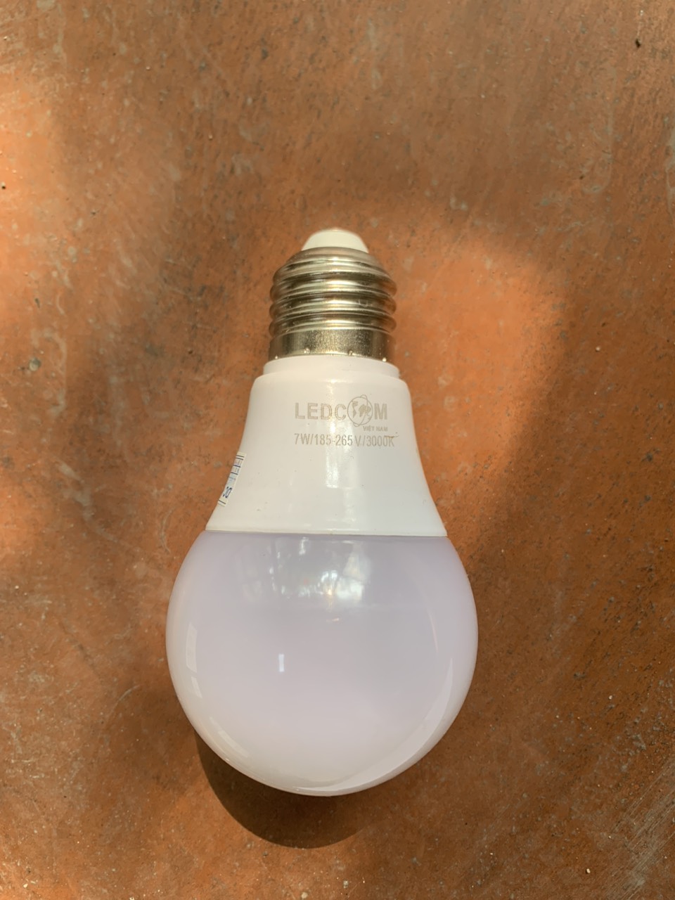 Bóng led bulb tròn 7W ánh sáng vàng Ledcom