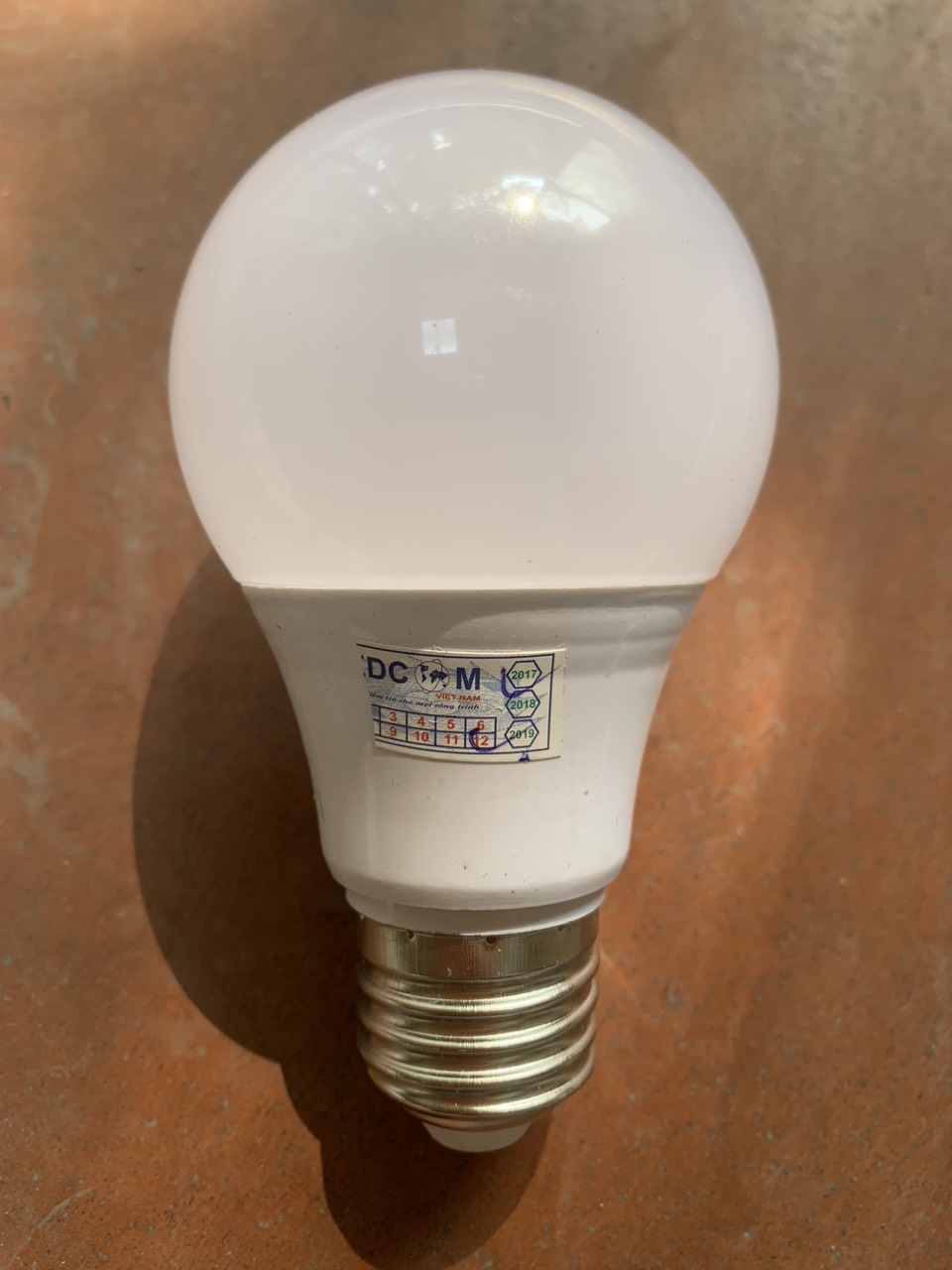 Bóng led bulb tròn 7W ánh sáng vàng Ledcom