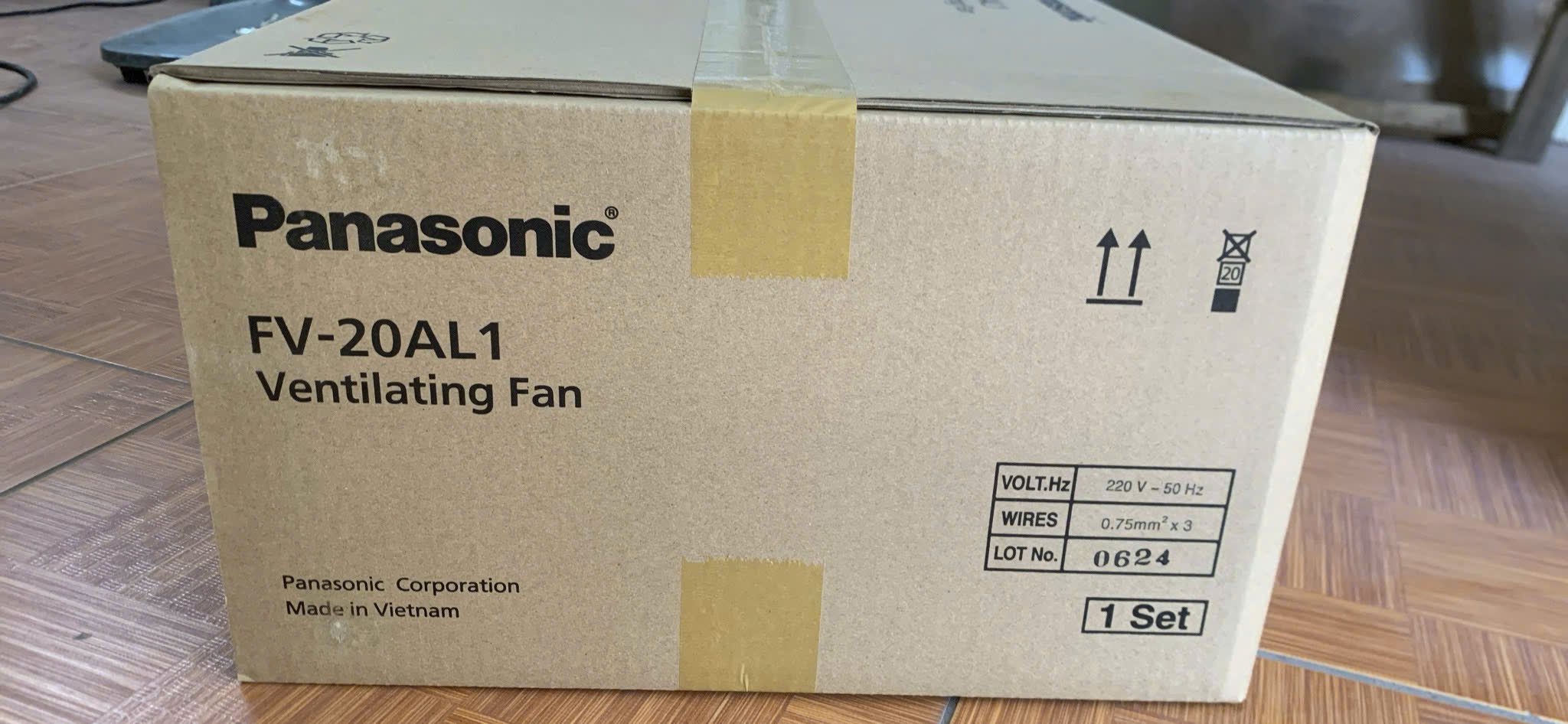 Quạt hút gắn tường loại 1 chiều, có màn che FV-20AL1