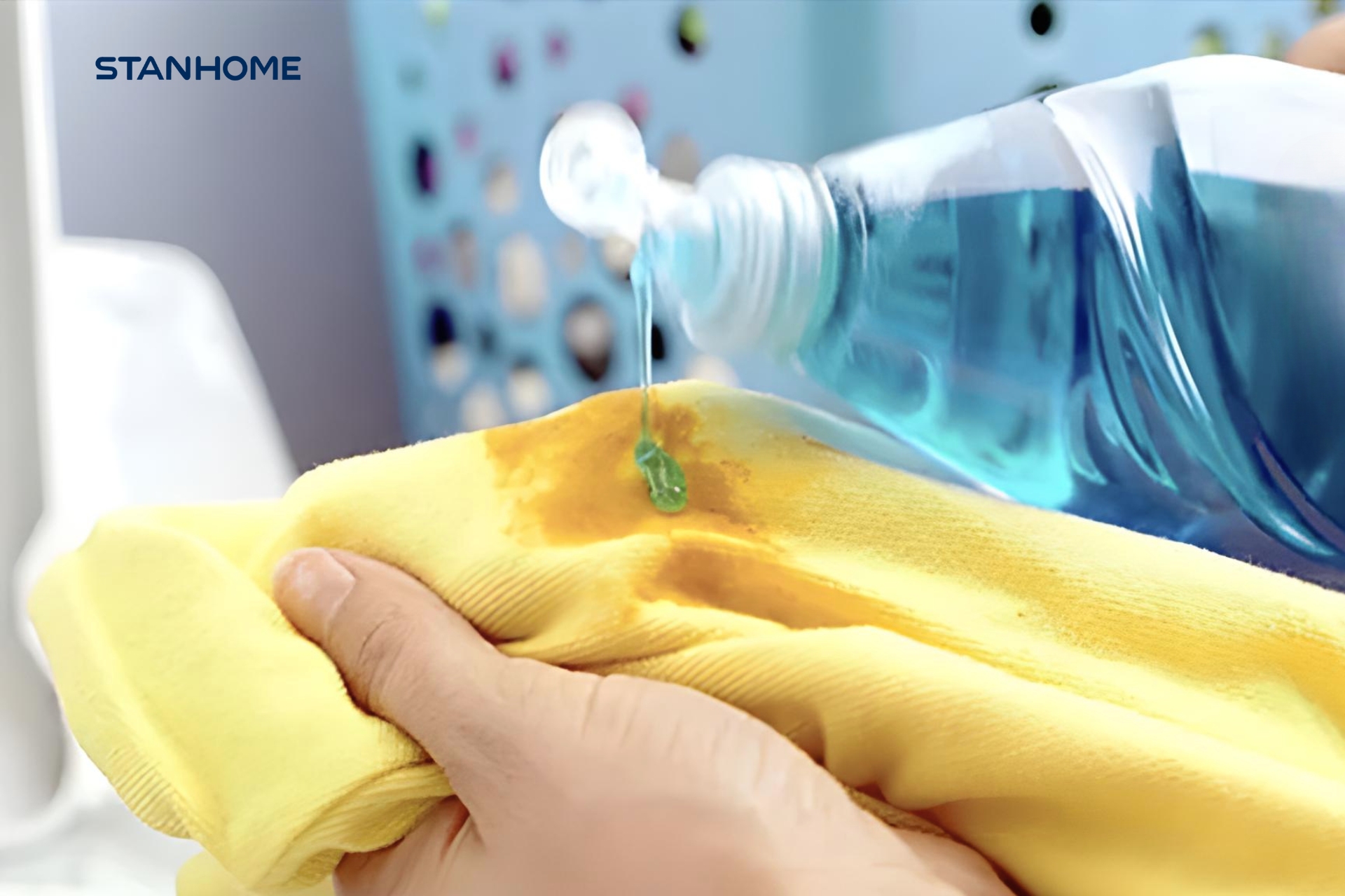 Cách tẩy sạch vết máu kinh nguyệt trên quần áo đơn giản tại nhà bằng nước rửa chén
