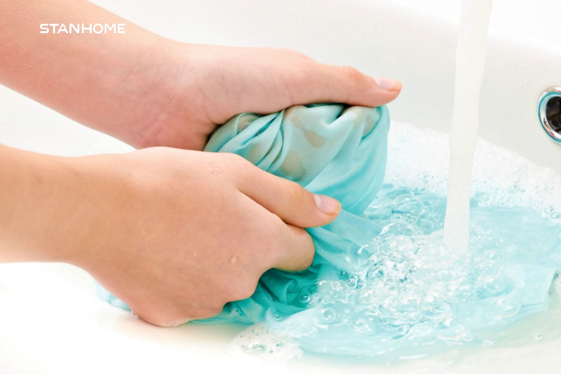 Cách tẩy sạch vết máu kinh nguyệt trên quần áo đơn giản tại nhà bằng nước lạnh
