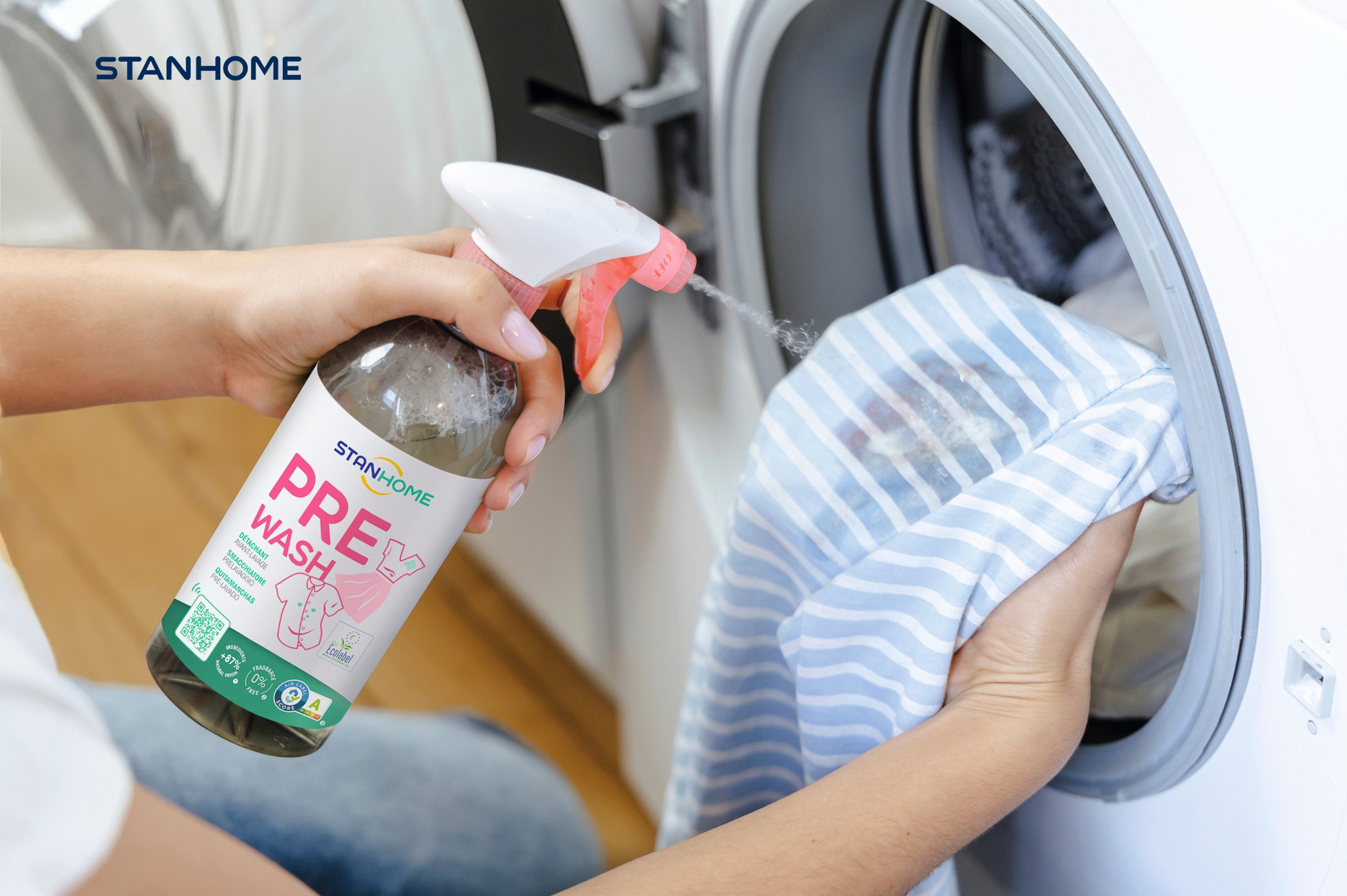 Cách tẩy sạch vết máu kinh nguyệt trên quần áo đơn giản tại nhà bằng xịt xử lý vết bẩn trước khi giặt Stanhome PreWash