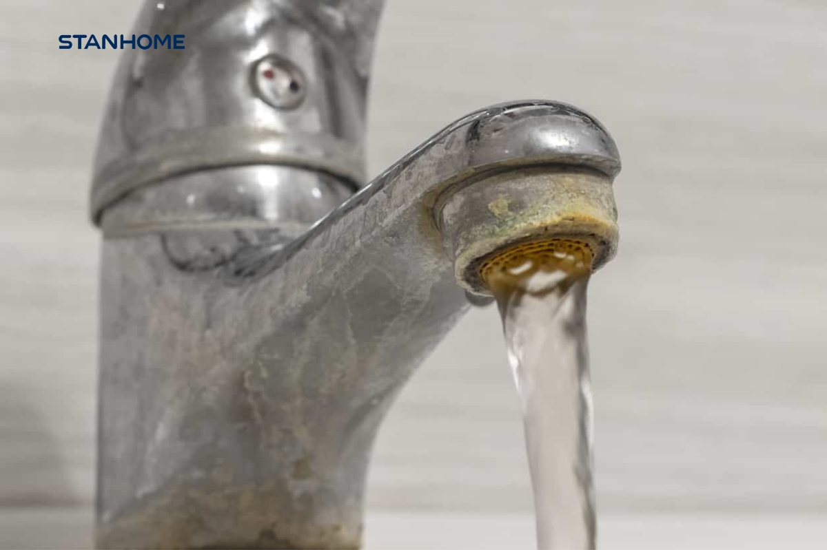 Cặn canxi tích tụ thành lớp trắng đục hoặc vàng nhạt không thể làm sạch bằng nước trên vòi