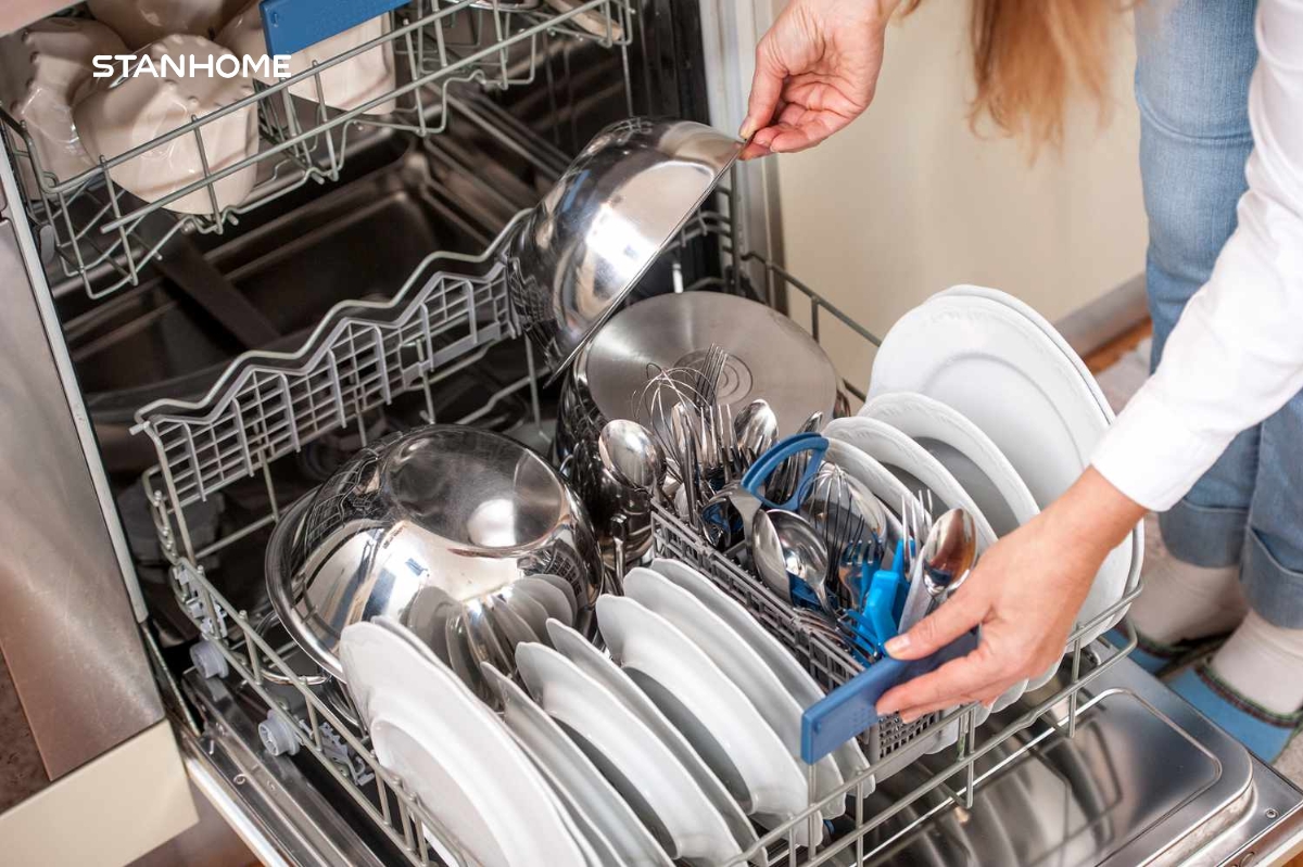 Sắp xếp đồ dùng vào máy rửa bát một cách hợp lý sẽ giúp chu trình rửa hiệu quả hơn
