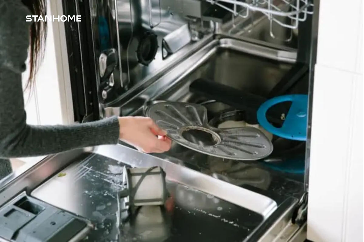 Kiếm tra và vệ sinh cách khu vực thoát nước, vòi phun nước giúp hạn chế tình trạng máy rửa bát không sạch
