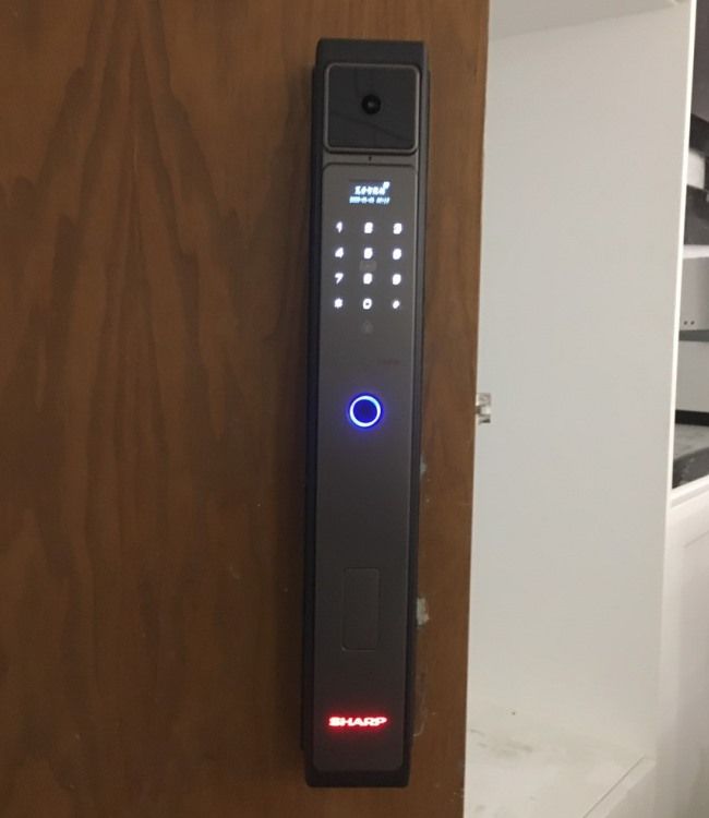 khóa cửa vân tay Sharp H3-V Pro lắp đặt thực tế - khoavantaychinhhang.com