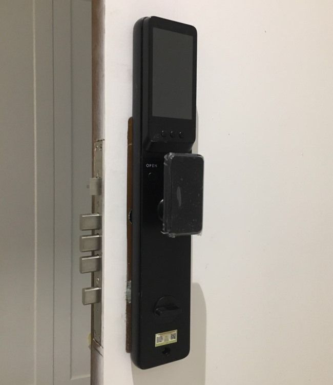 khóa cửa vân tay Sharp H3-V Pro lắp đặt thực tế - khoavantaychinhhang.com