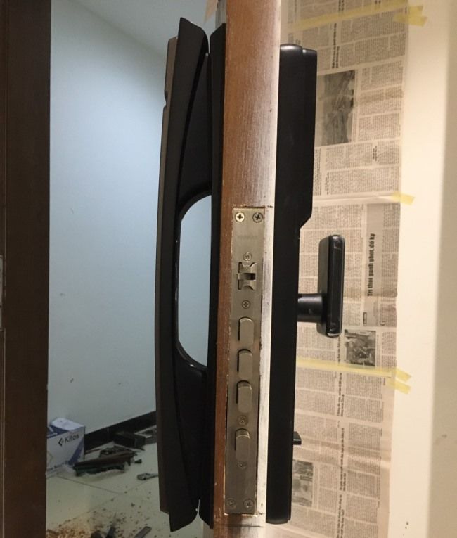 khóa cửa vân tay Sharp H3-V Pro lắp đặt thực tế - khoavantaychinhhang.com