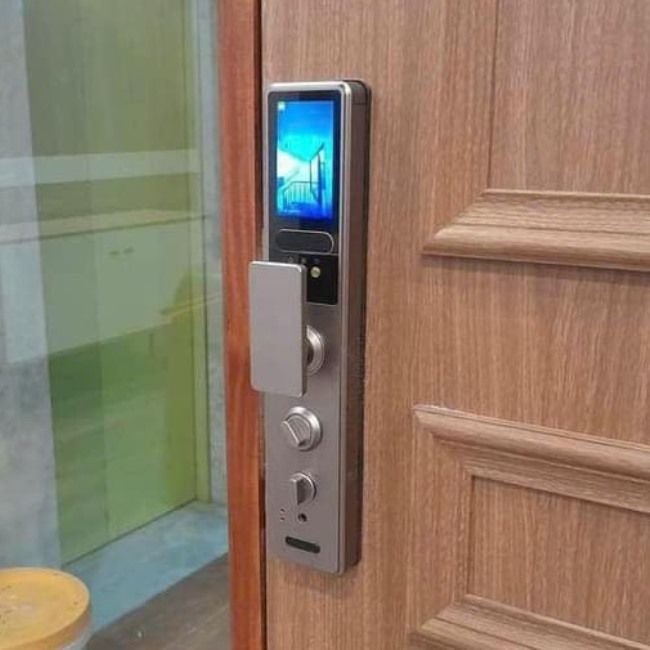 lắp đặt thực tế khóa cửa điện tử Sharp S6-FV - khoavantaychinhhang.com