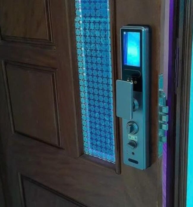 lắp đặt thực tế khóa cửa điện tử Sharp S6-FV - khoavantaychinhhang.com