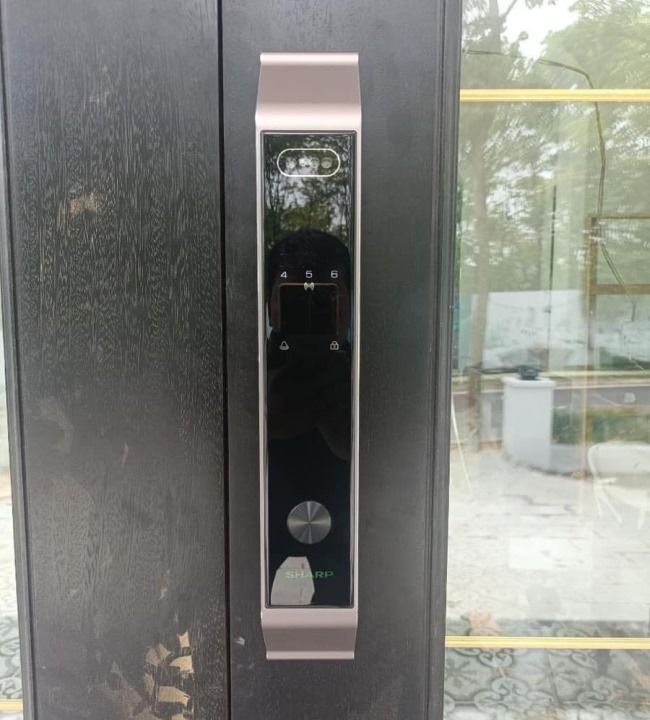 lắp đặt thực tế khóa cửa điện tử Sharp S9-V Pro - khoavantaychinhhang.com