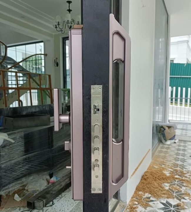 lắp đặt thực tế khóa cửa điện tử Sharp S9-V Pro - khoavantaychinhhang.com