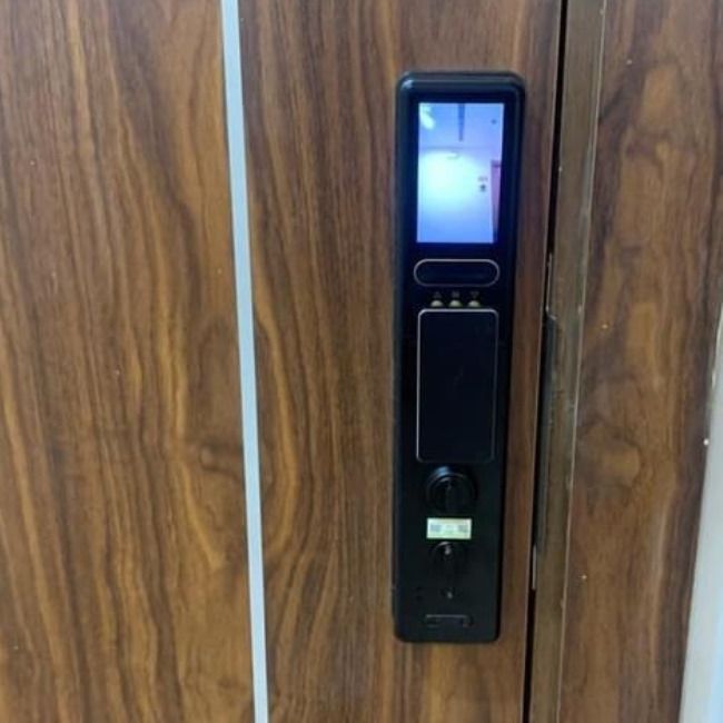 lắp đặt thực tế khóa cửa điện tử Sharp S9-V Pro - khoavantaychinhhang.com