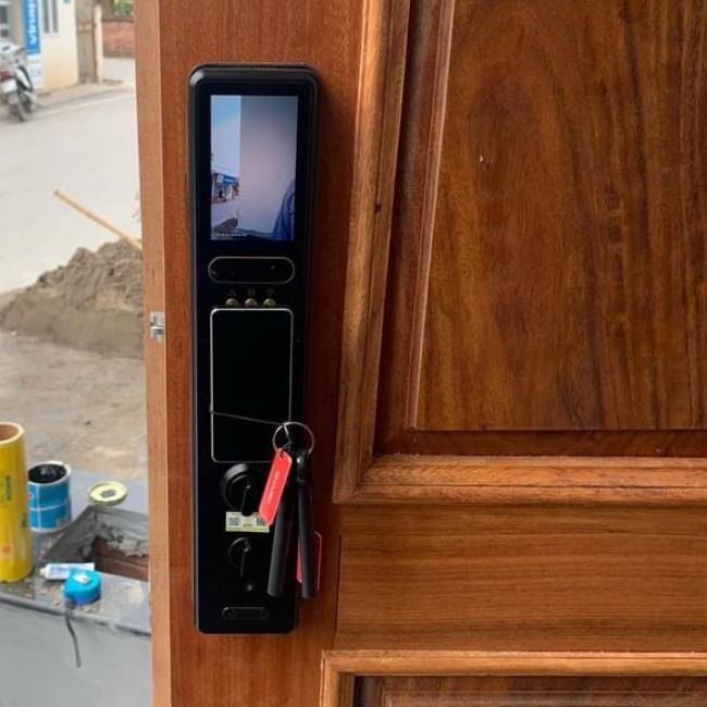 lắp đặt thực tế khóa cửa điện tử Sharp S9-V Pro - khoavantaychinhhang.com