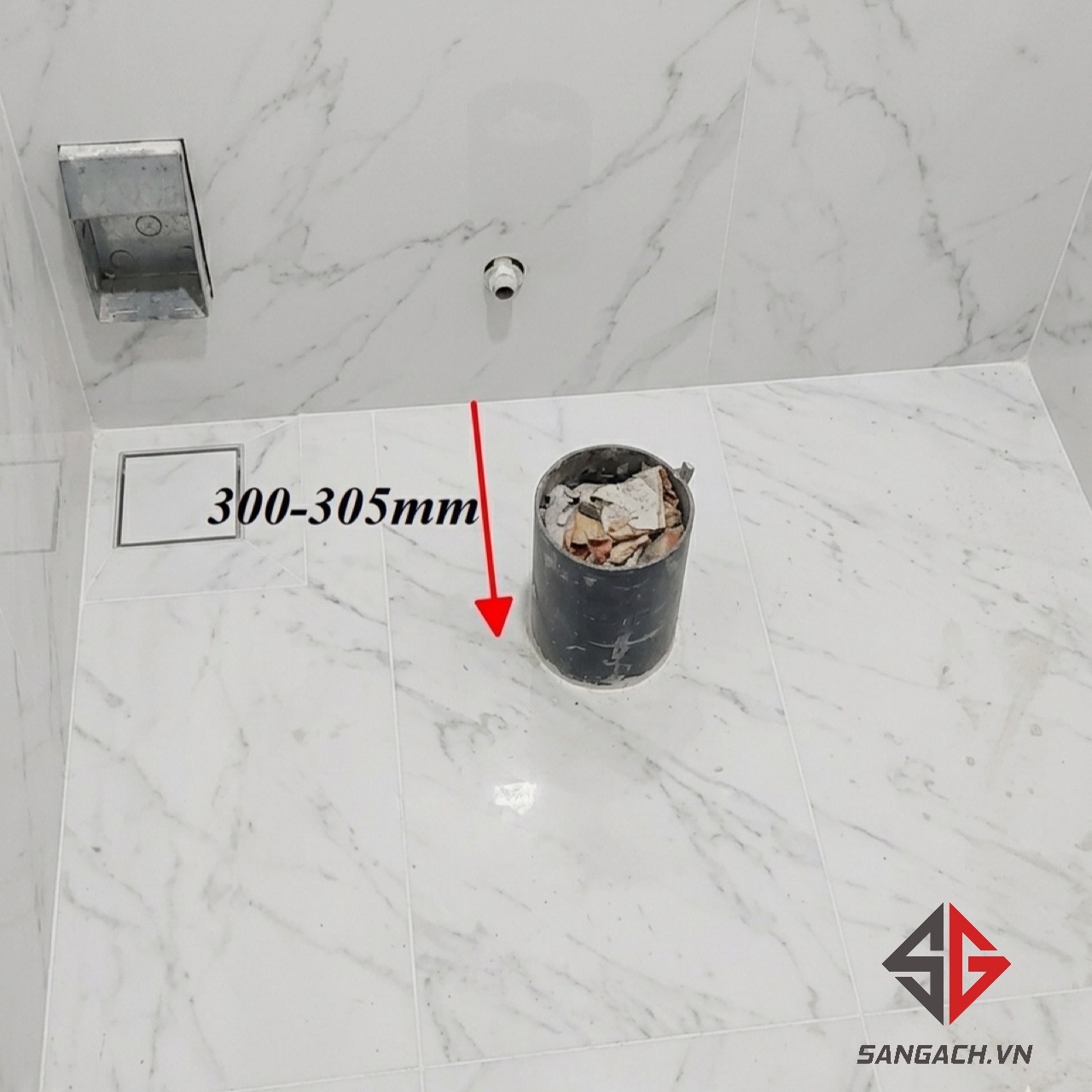 Đo khoảng cách lỗ thoát sàn trong phòng vệ sinh để chọn bồn cầu INAX đúng kích thước