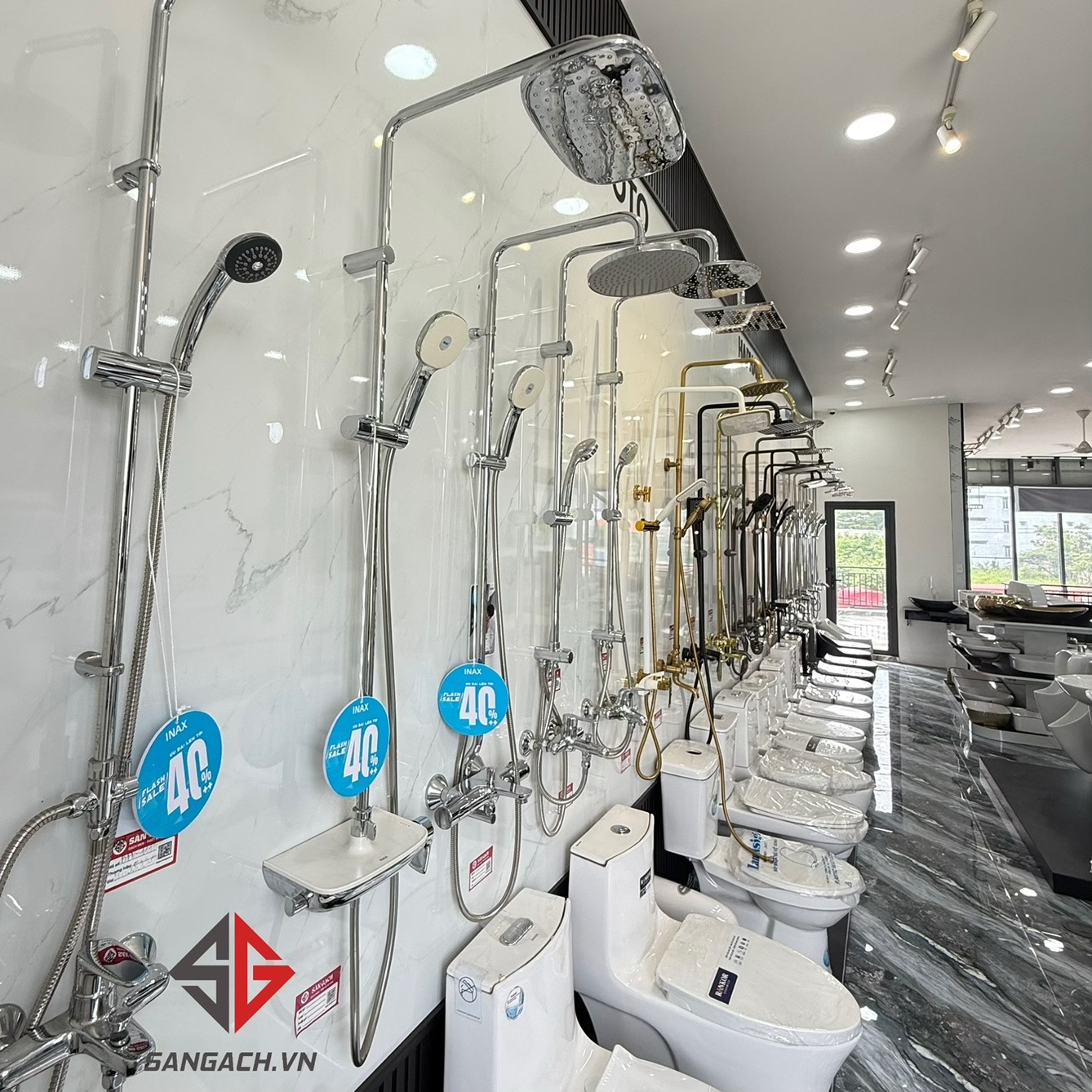 Combo thiết bị vệ sinh INAX trưng bày tại showroom Sàn Gạch ở Bình Dương.