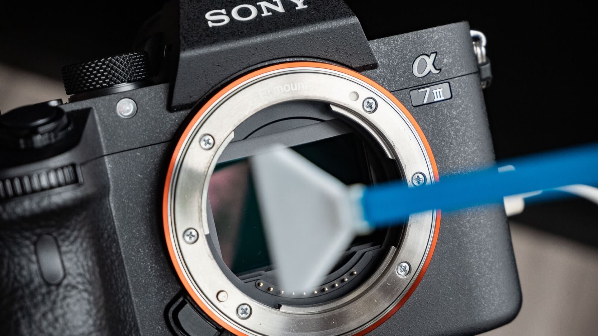 Vấn đề vệ sinh máy ảnh không đúng cách gây ra một số lỗi máy ảnh thường gặp