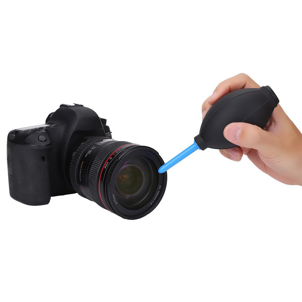 Vệ sinh ống kính máy ảnh DSLR bằng bình thổi khí