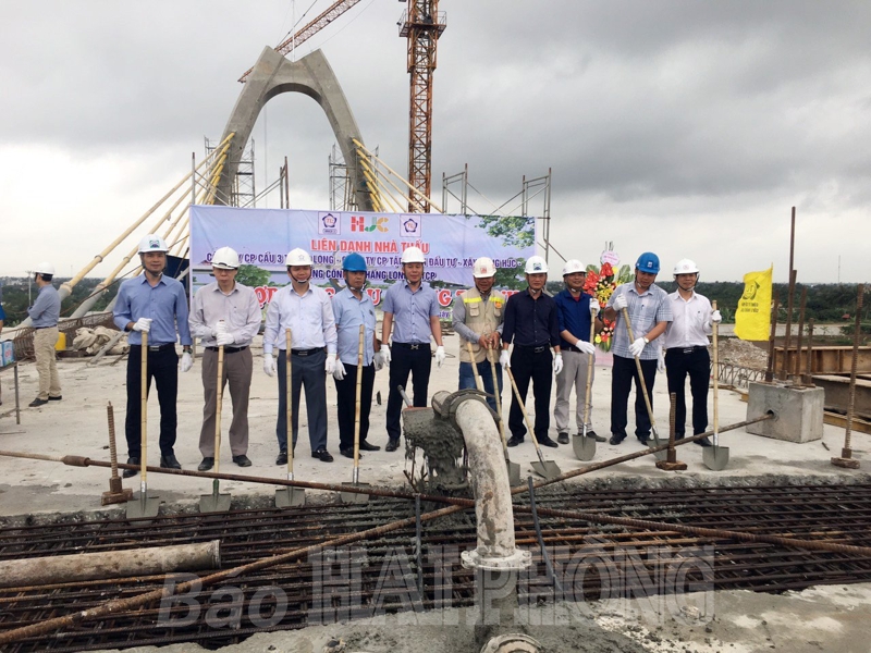 Hợp long nhịp chính cầu Quang Thanh nối huyện An Lão (Hải Phòng) với huyện Thanh Hà (Hải Dương)