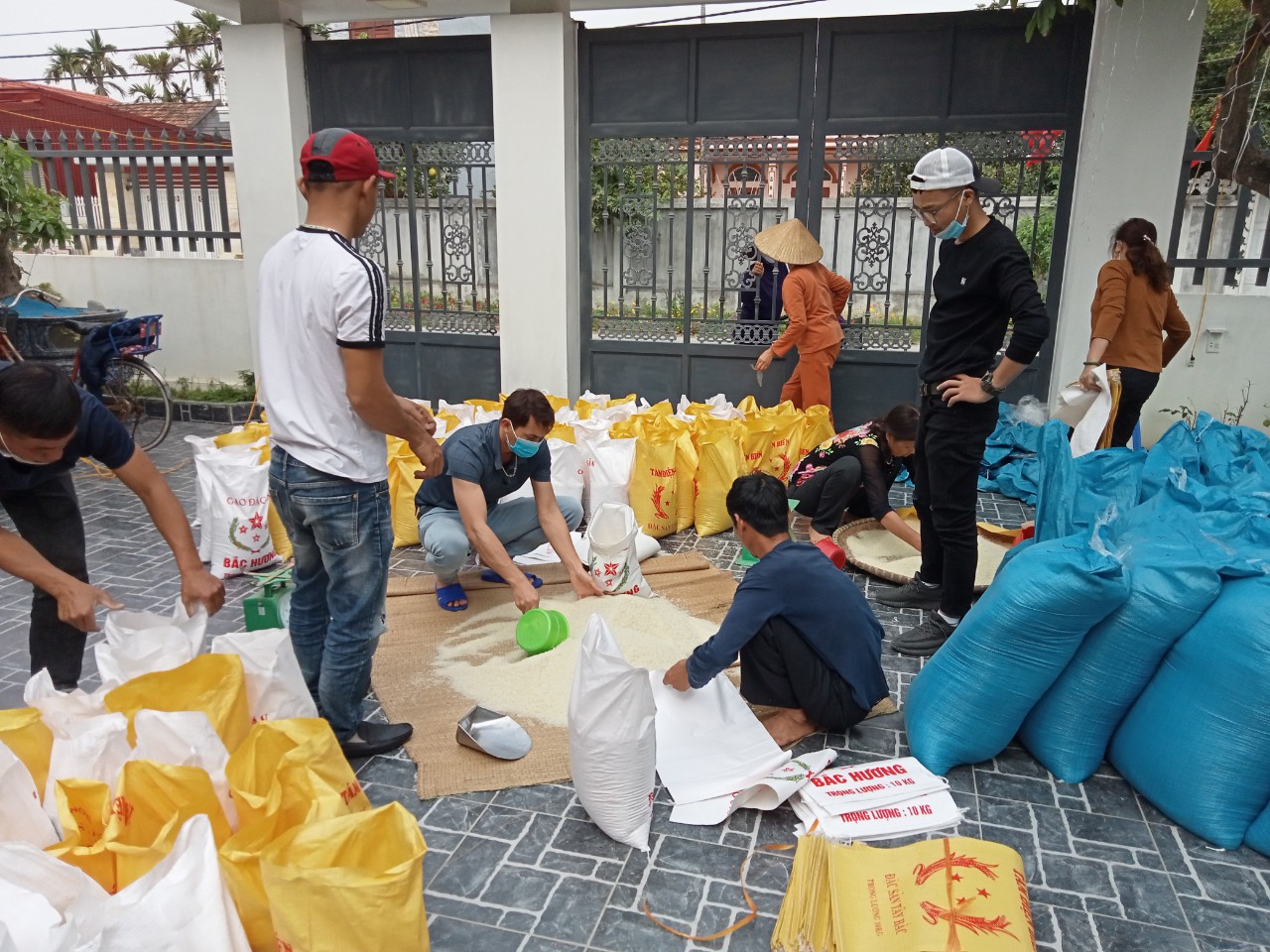 3 tấn gạo ủng hộ người nhân dân trong mùa dịch ở tỉnh Hải Dương