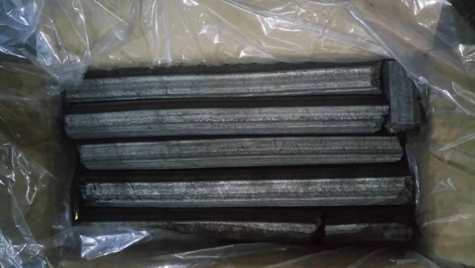 so sánh than gỗ tự nhiên và than gỗ nhân tạo hay còn gọi là than sinh học, than mùn cưa