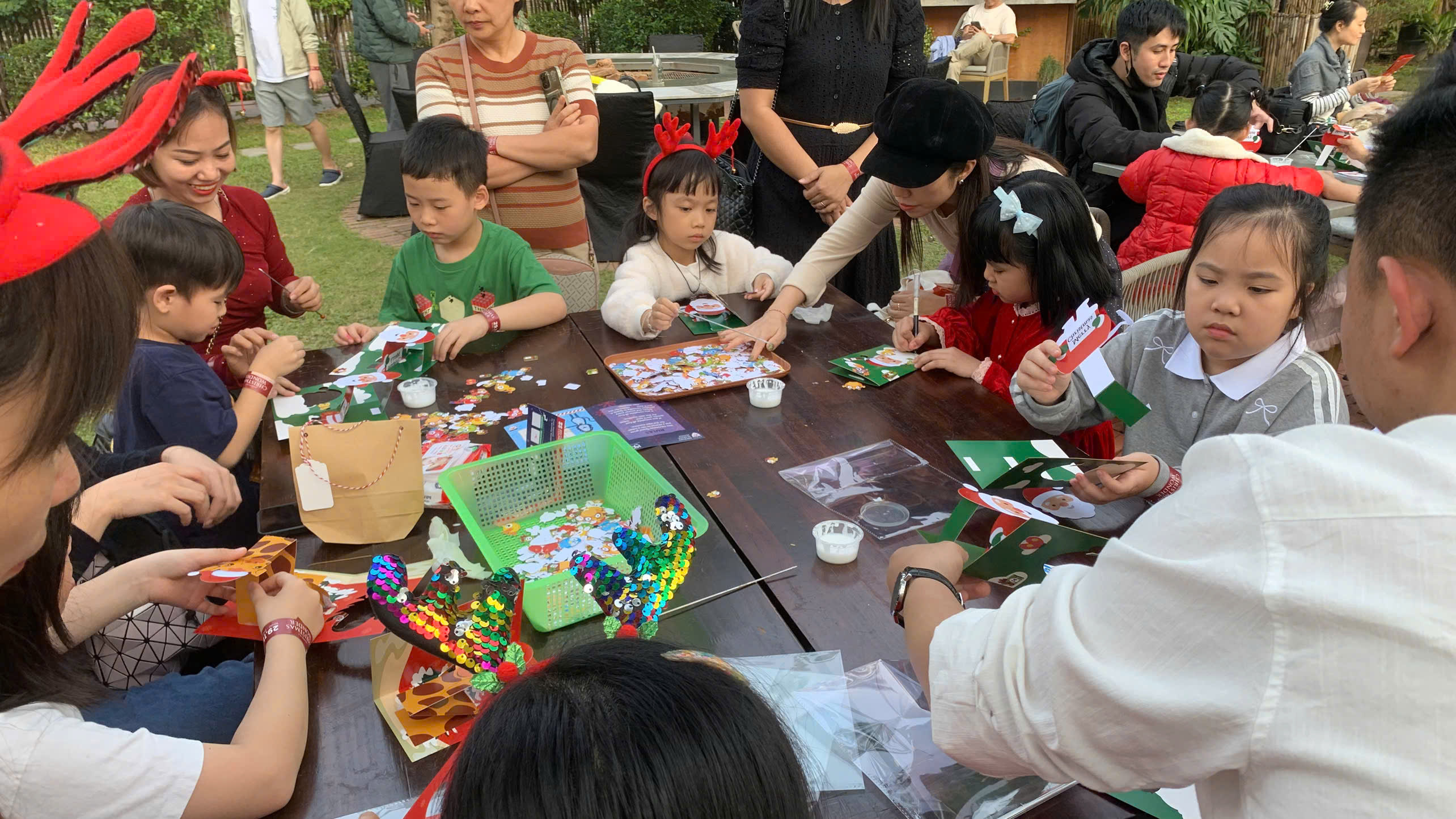 Gian hàng giới thiệu sản phẩm 3D Popup của HMG tại Hội Chợ Giáng Sinh Christmas Village 2025