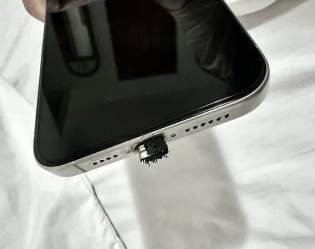 Cổng sạc iPhone 15 cháy đen, chảy nhựa vì sợi cáp trôi nổi Cổng sạc iPhone 15 cháy đen, chảy nhựa vì sợi cáp trôi nổi